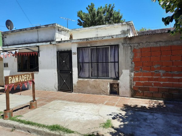 VENTA DE CASA CON SALIDA A 2 CALLES.