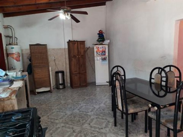 VENTA DE CASA CON SALIDA A 2 CALLES.