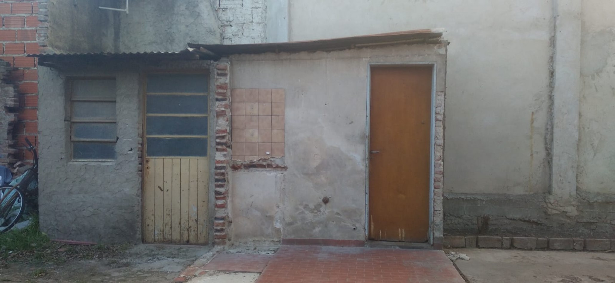 VENTA DE CASA CON AMPLIO TERRENO, MUY BUENA UBICACION.  SE ESCUCHAMOS OFERTAS!!