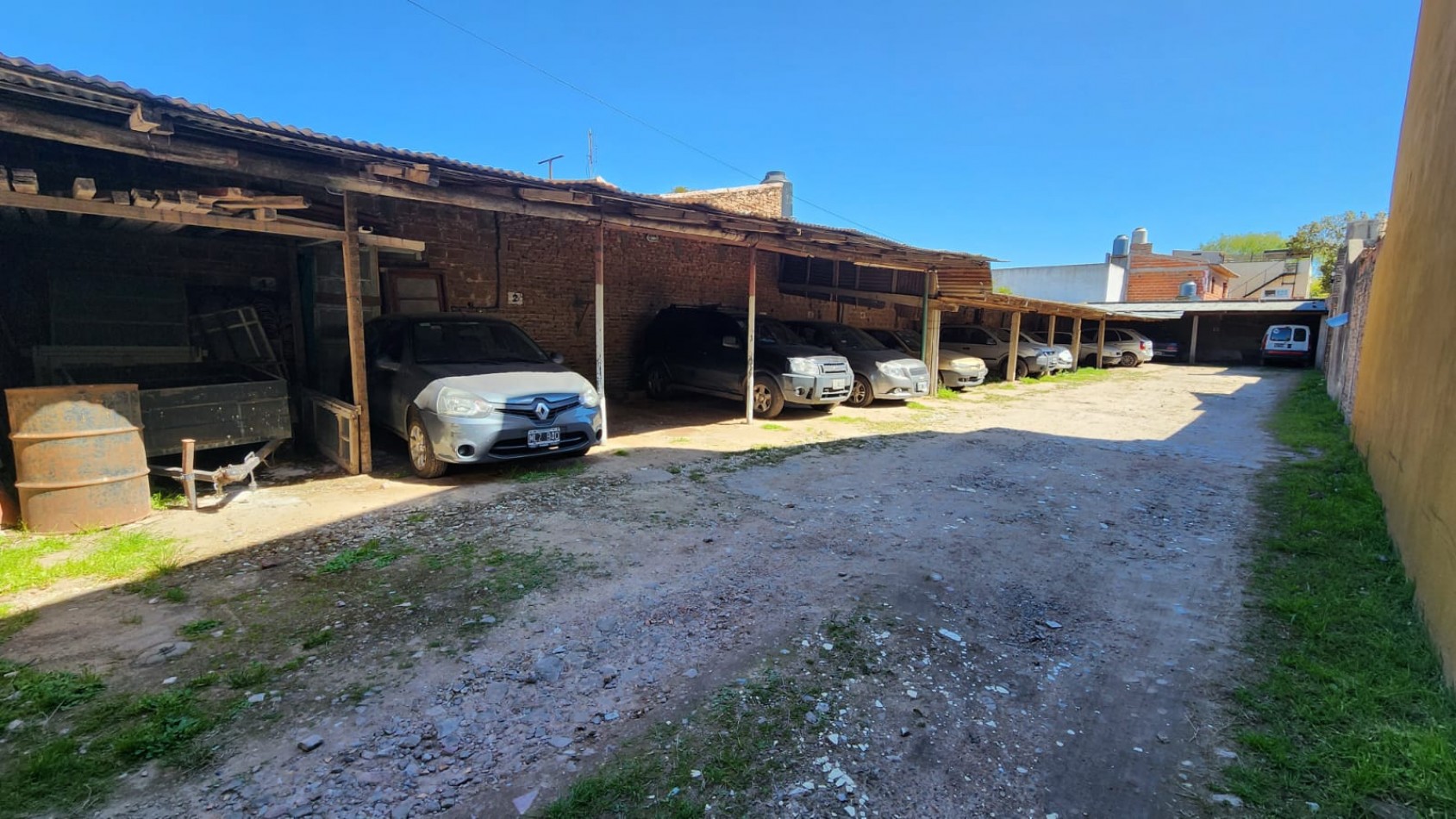 VENTA DE EXCELENTE LOTE (398M2 SUP.) SOBRE CUADRA COMERCIAL.