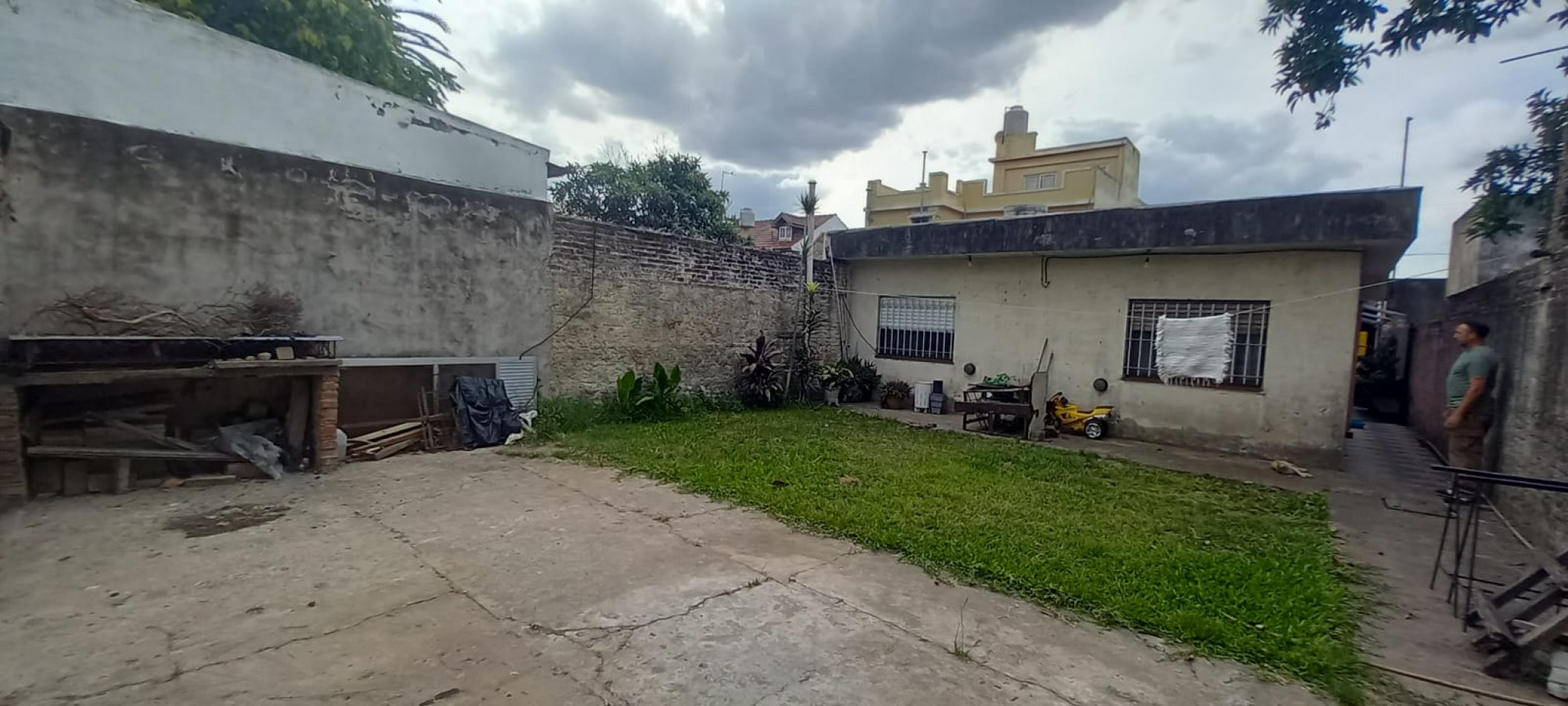 VENTA DE CASA 4 AM CON GARAJE Y PATIO. SOBRE TERRENO DE 320M2. LISTA PARA HABITAR. 