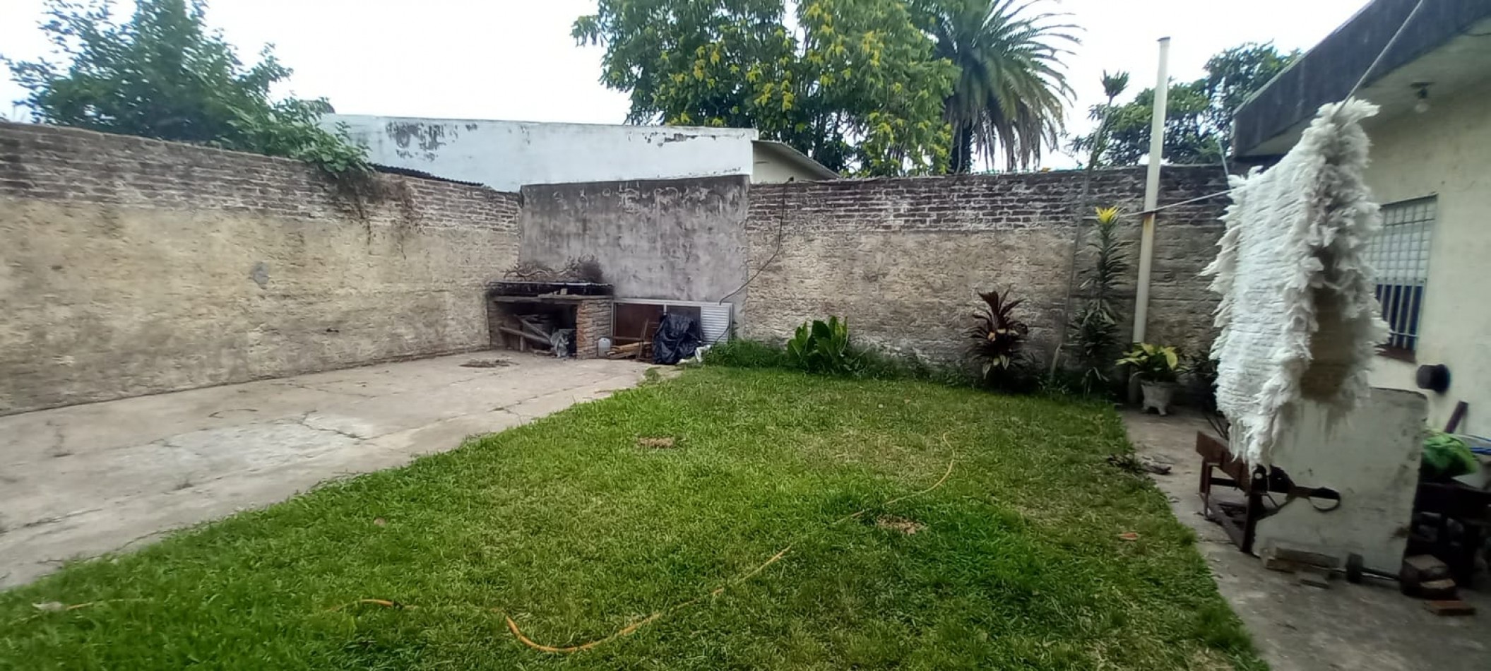 VENTA DE CASA 4 AM CON GARAJE Y PATIO. SOBRE TERRENO DE 320M2. LISTA PARA HABITAR. 