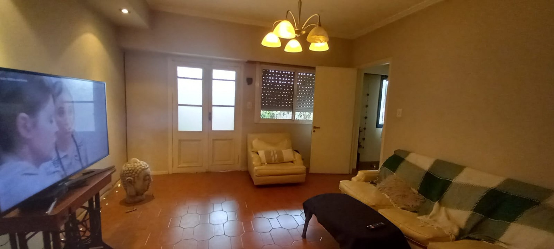 VENTA DE CASA 4 AM CON GARAJE Y PATIO. SOBRE TERRENO DE 320M2. LISTA PARA HABITAR. 