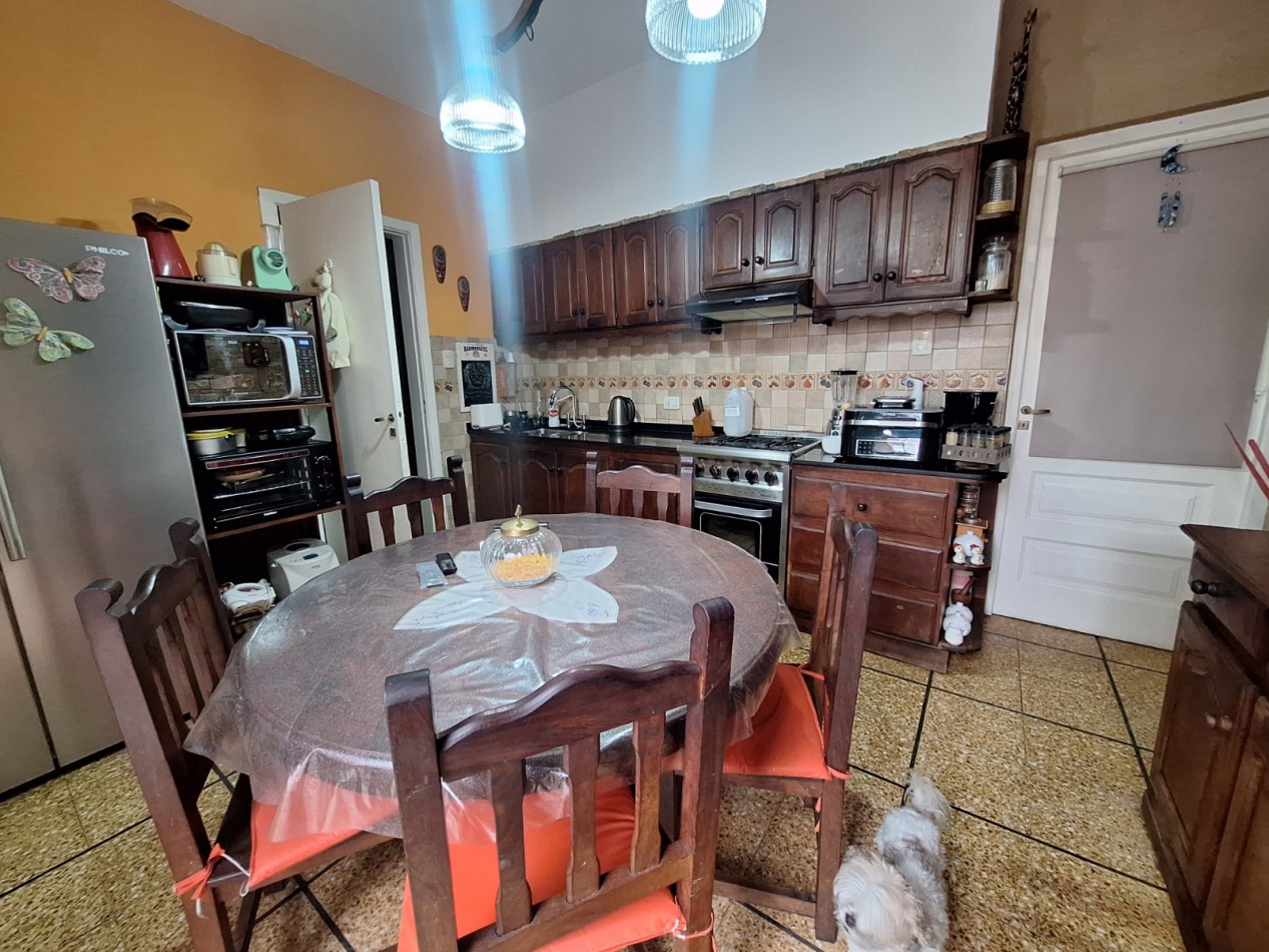 VENTA DE CASA 3 AMBIENTES CON 3 DORMITORIOS, 2 BAÑOS, JARDIN CON PARRILLA, PILETA CLIMATIZADA Y GARAGE CUBIERTO