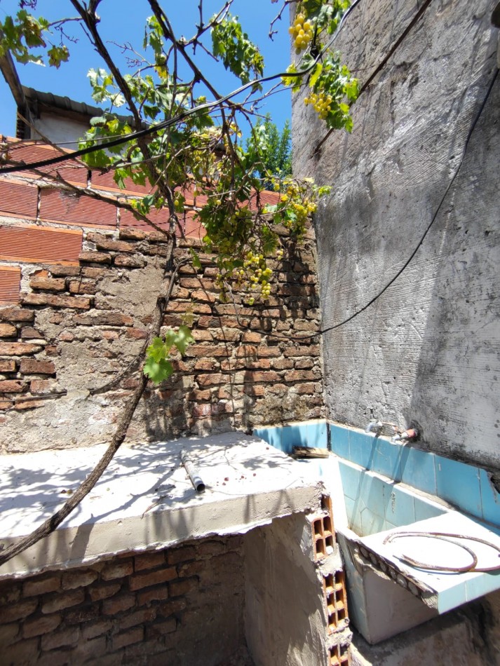 ALQUILER DE CASA 3 AMBIENTES CON JARDIN FRONTAL, PATIO Y ENTRADA DE AUTO