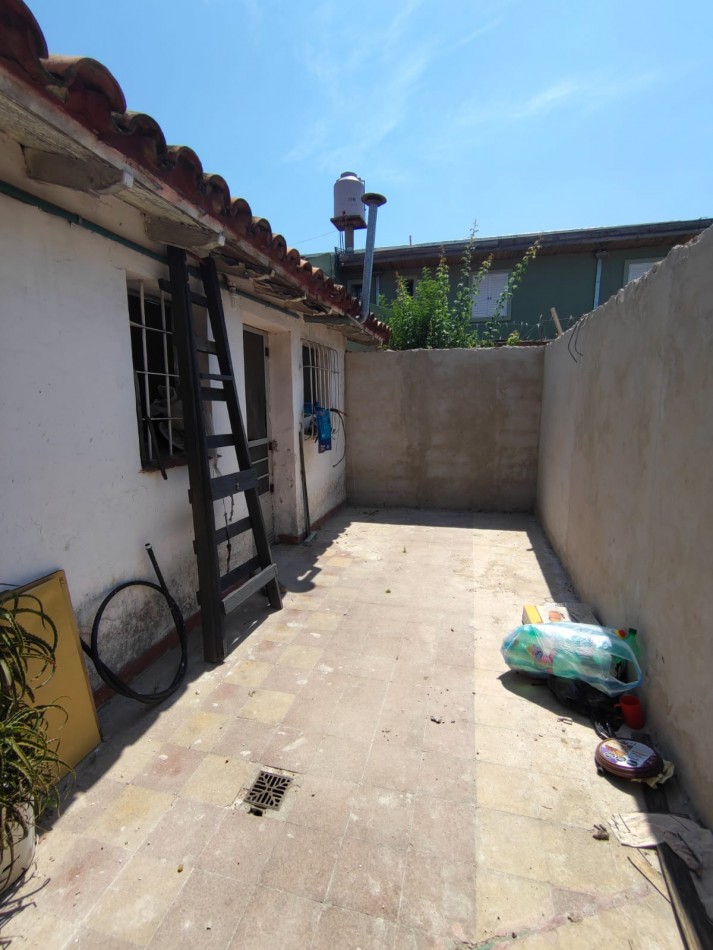 ALQUILER DE CASA 3 AMBIENTES CON JARDIN FRONTAL, PATIO Y ENTRADA DE AUTO