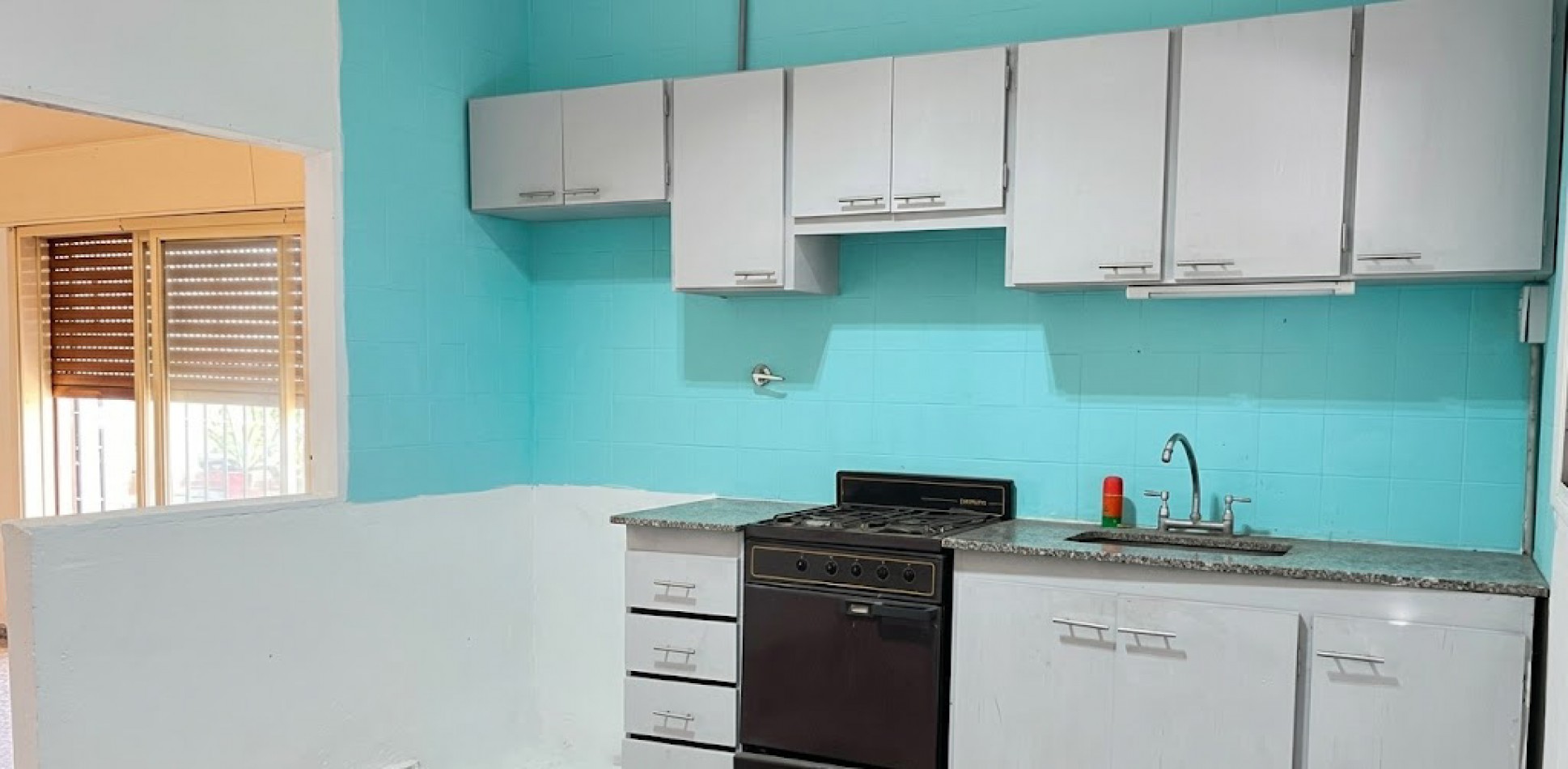 VENTA CASA DE 3 AMBIENTES CON GRAN JARDIN Y GARAGE