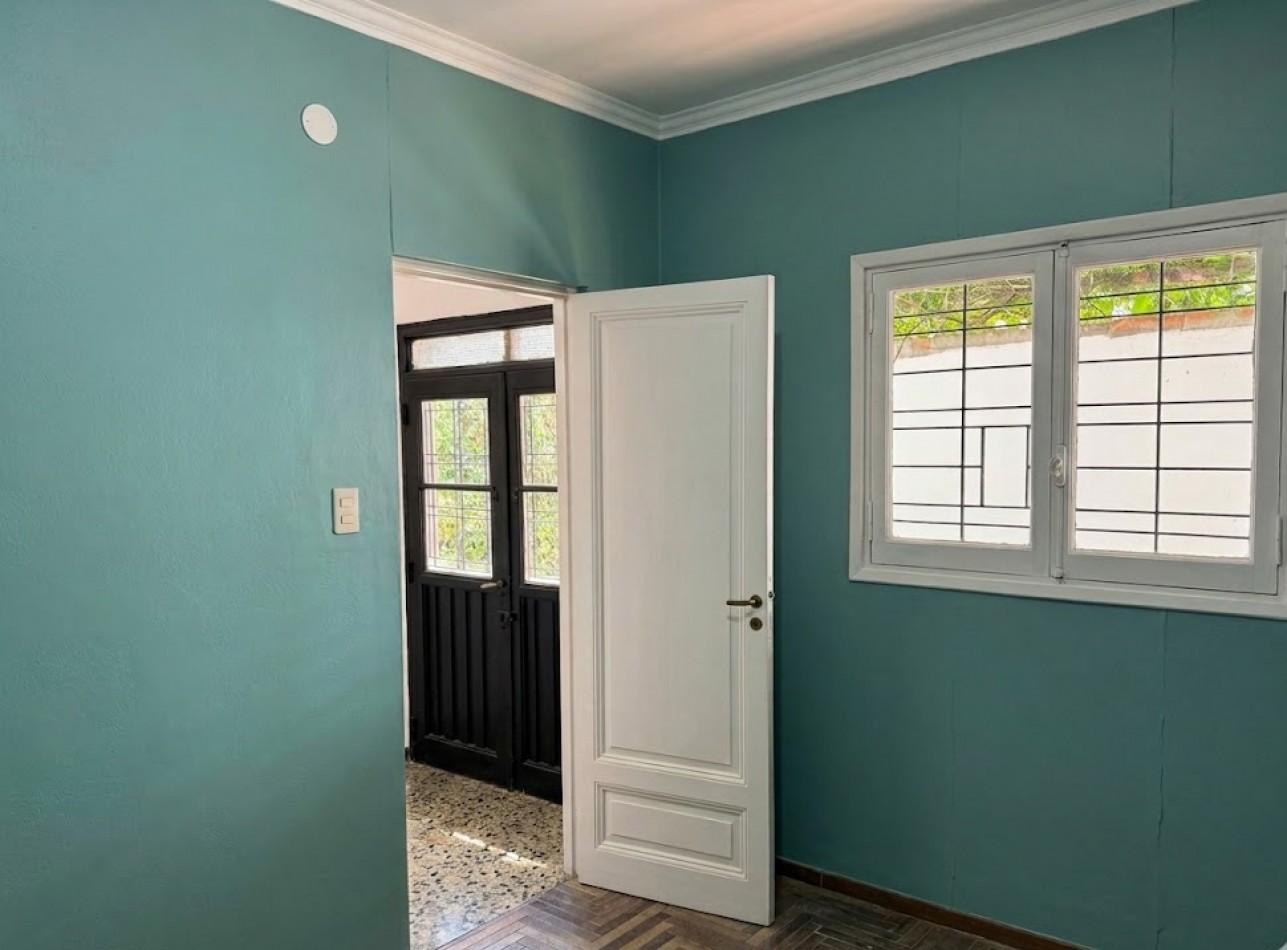 VENTA CASA DE 3 AMBIENTES CON GRAN JARDIN Y GARAGE