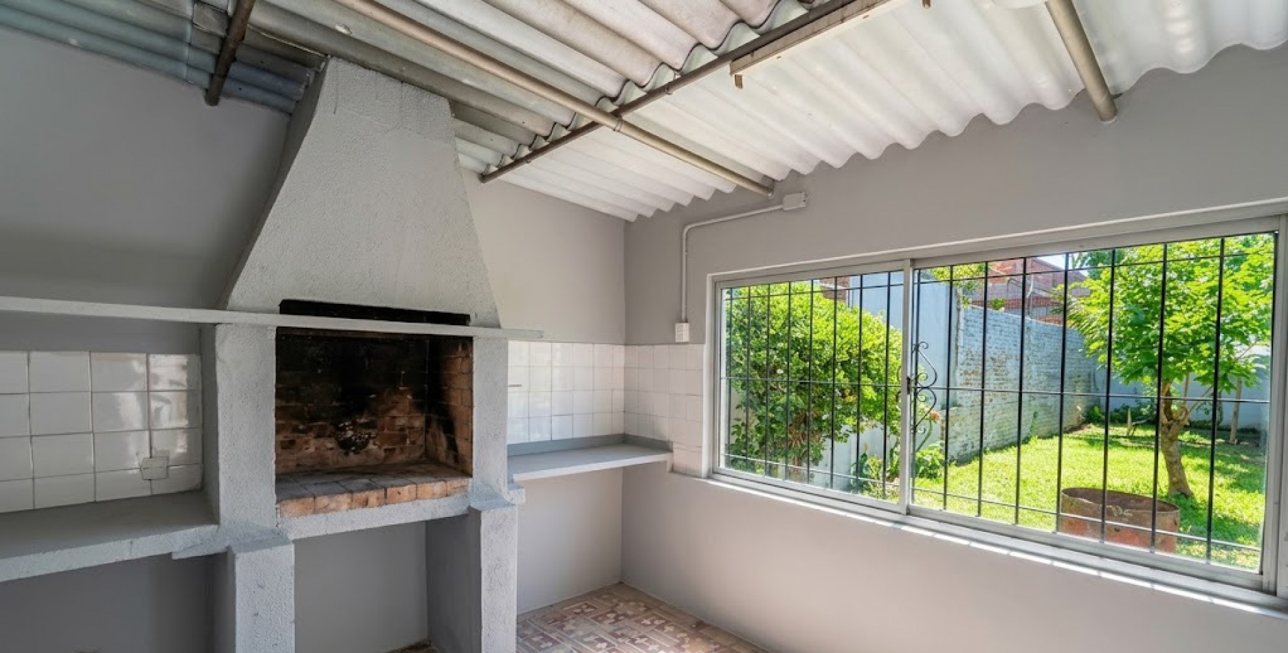 VENTA CASA DE 3 AMBIENTES CON GRAN JARDIN Y GARAGE