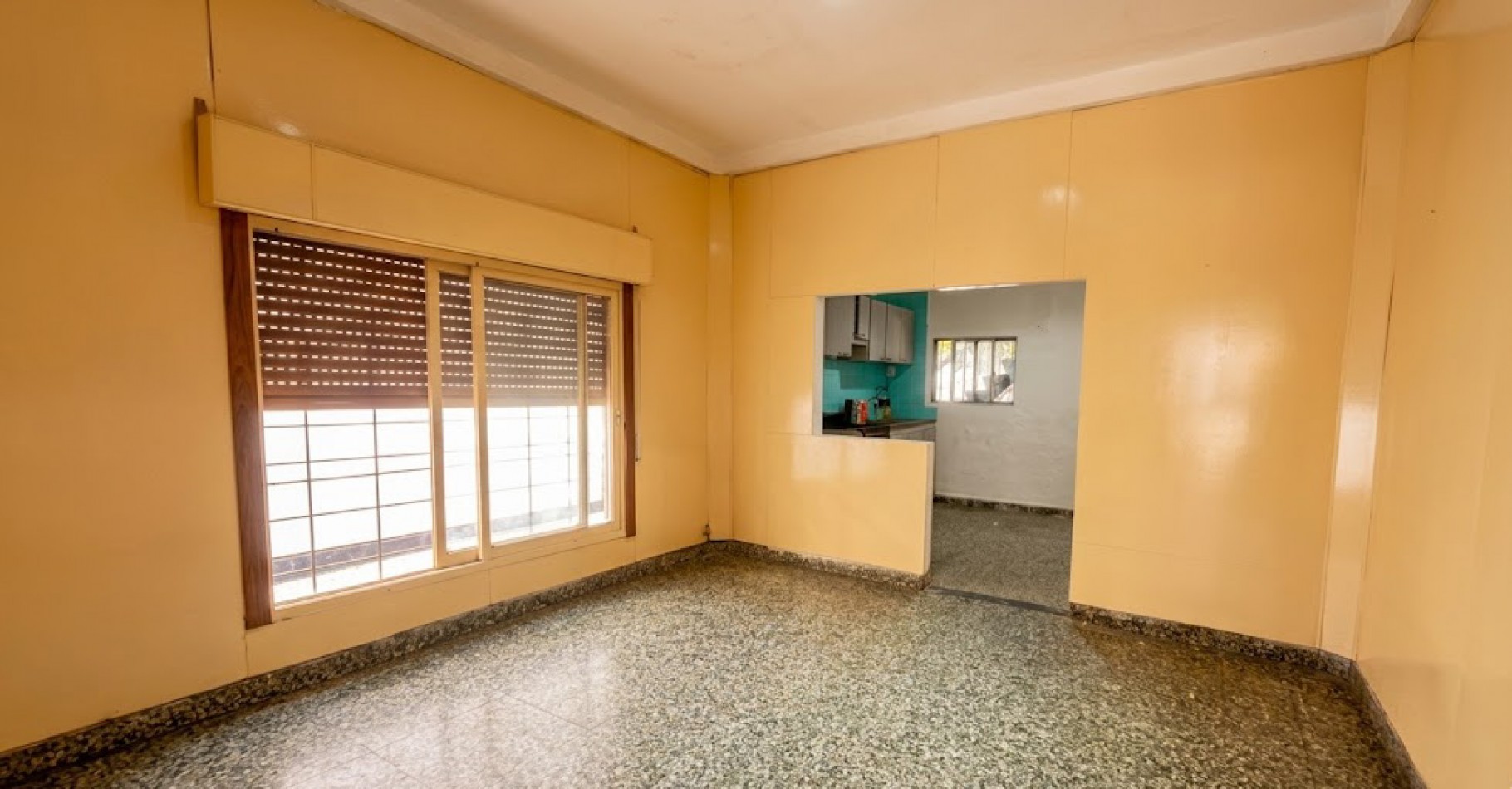 VENTA CASA DE 3 AMBIENTES CON GRAN JARDIN Y GARAGE