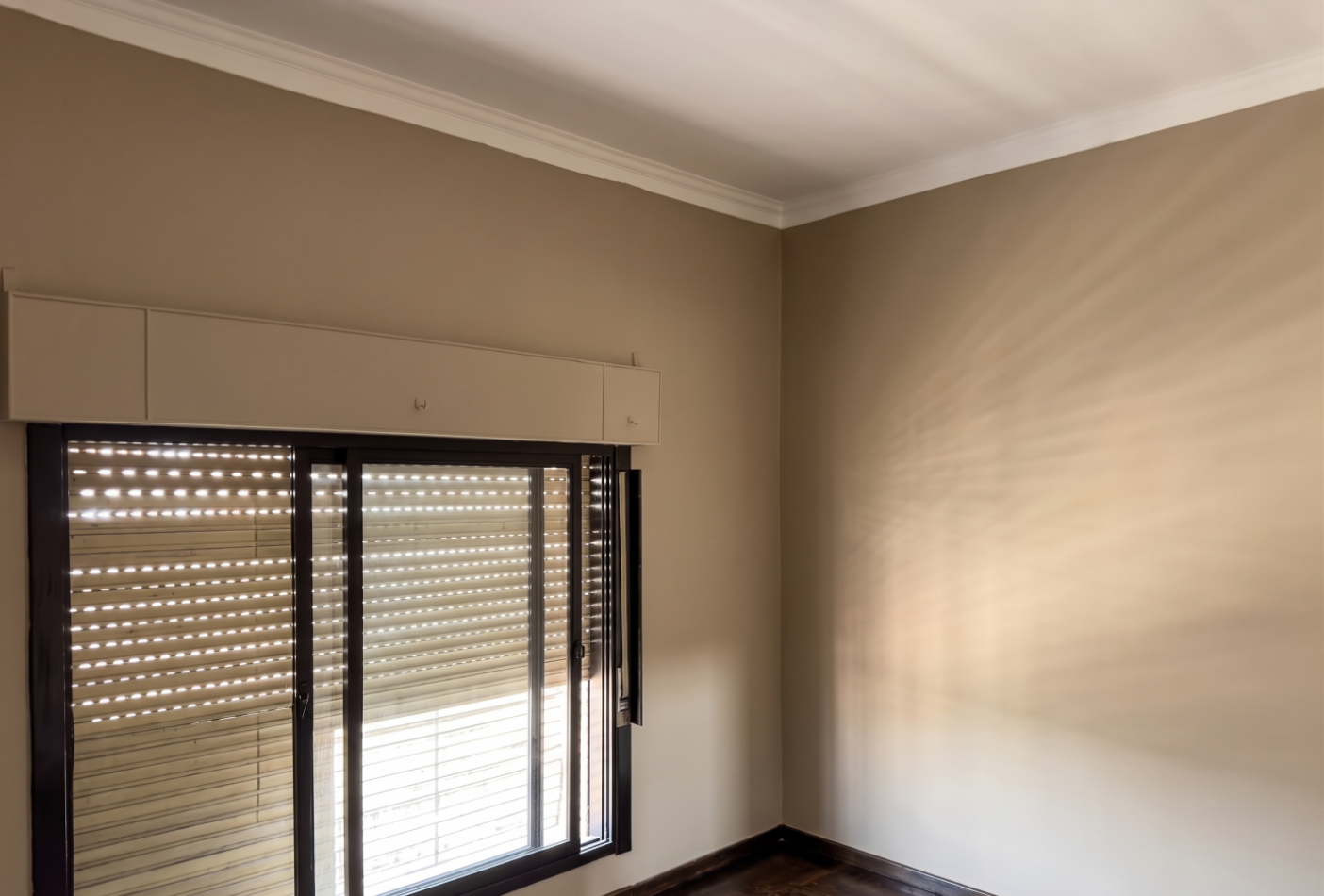 VENTA CASA DE 3 AMBIENTES CON GRAN JARDIN Y GARAGE