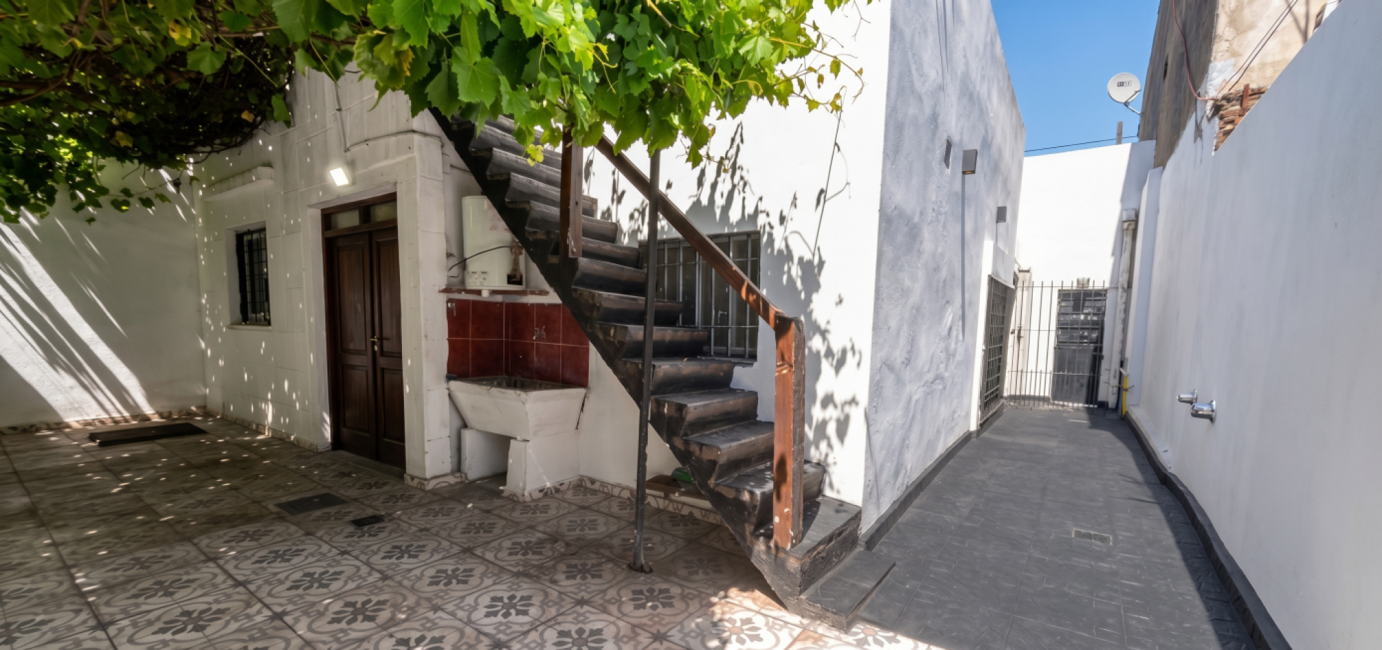 VENTA CASA DE 3 AMBIENTES CON GRAN JARDIN Y GARAGE