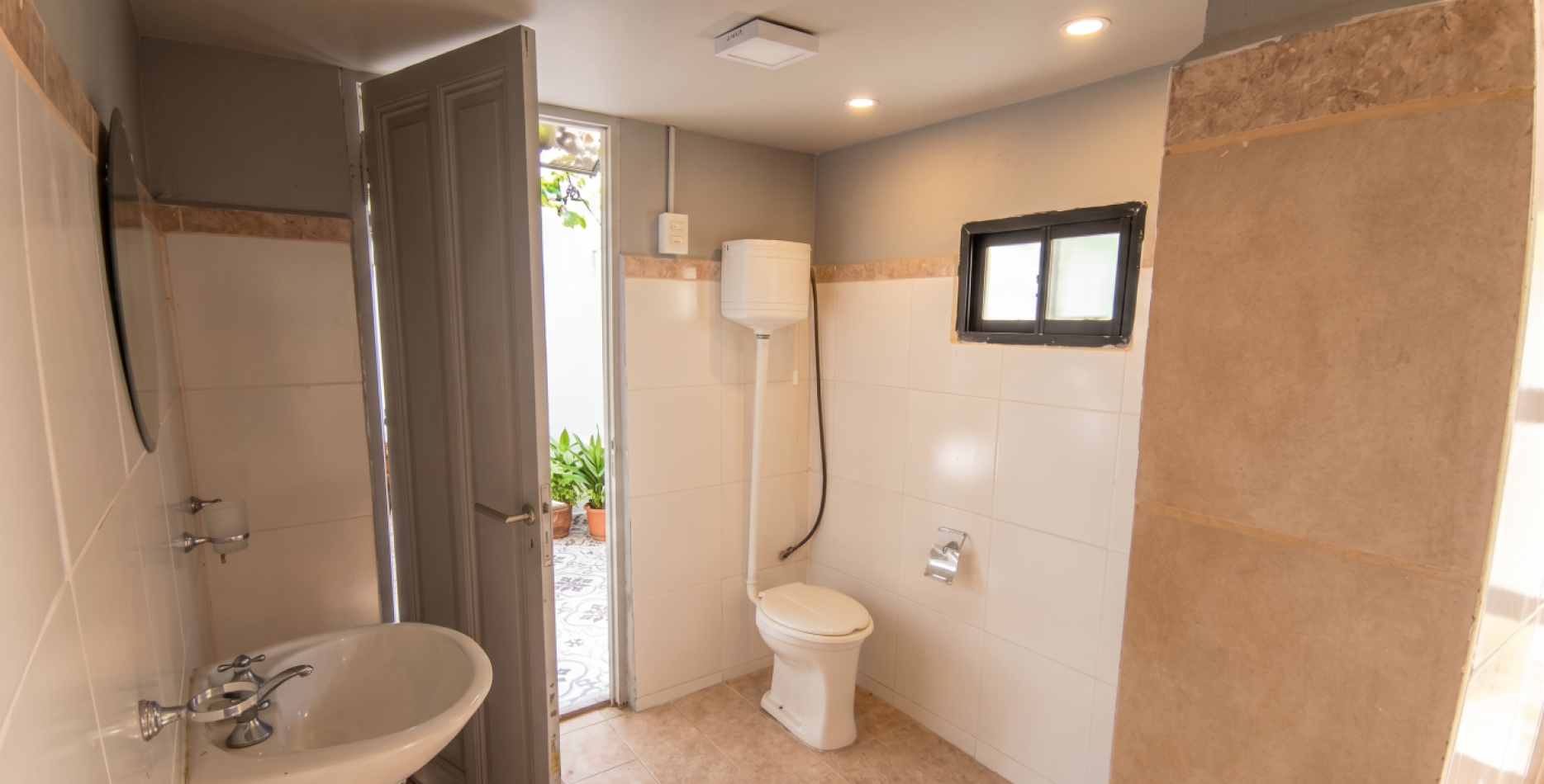 VENTA CASA DE 3 AMBIENTES CON GRAN JARDIN Y GARAGE