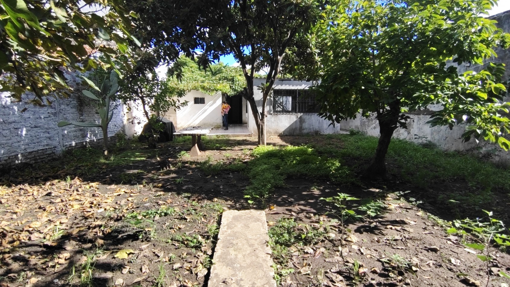 VENTA CASA DE 3 AMBIENTES CON GRAN JARDIN Y GARAGE