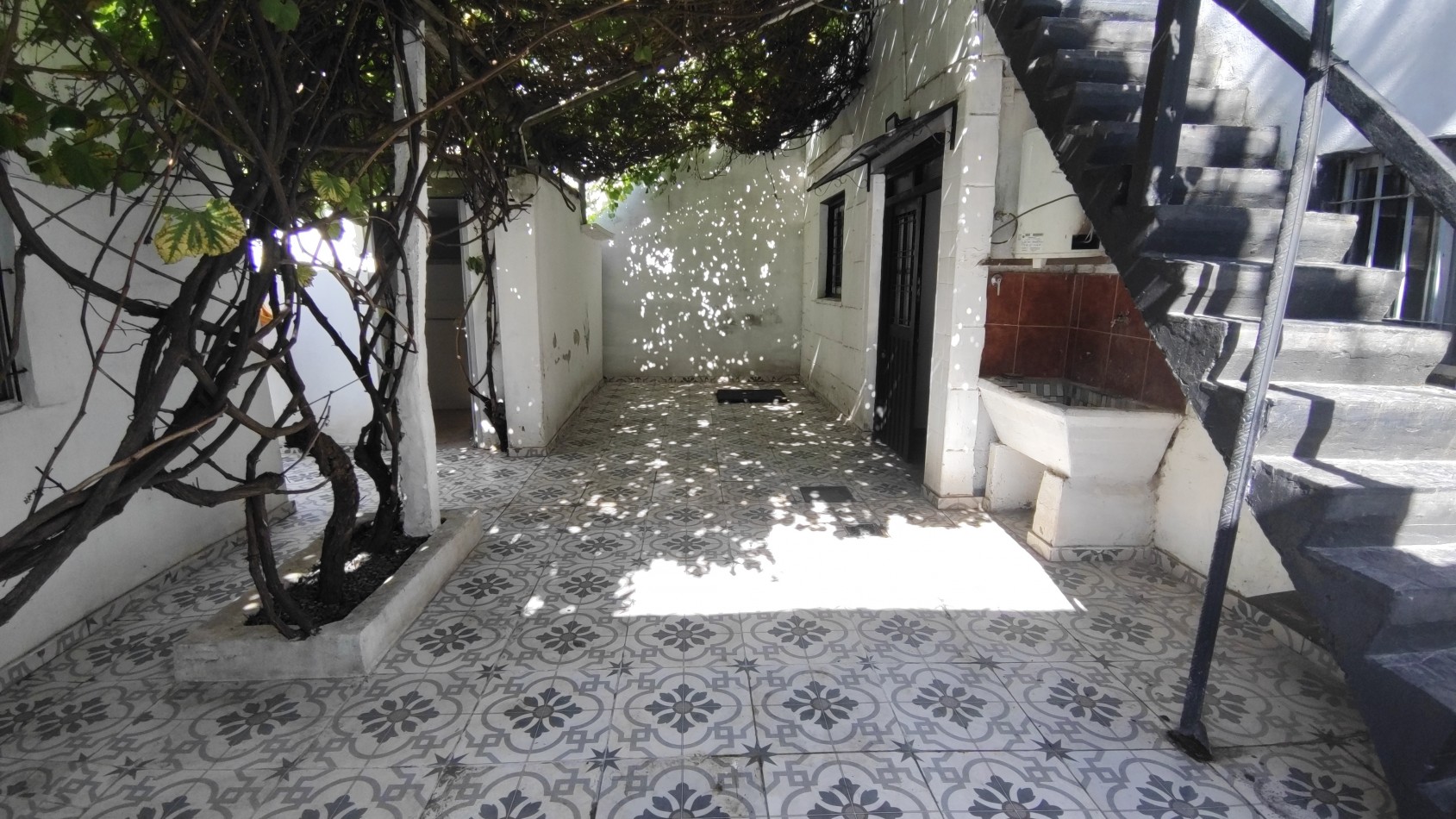 VENTA CASA DE 3 AMBIENTES CON GRAN JARDIN Y GARAGE