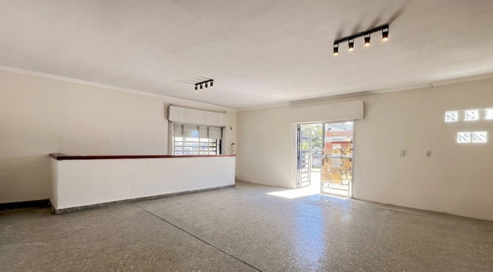 VENTA DE DEPARTAMENTO EN 1 ER PISO DE 5 AMBIENTES CON TERRAZA PROPIA