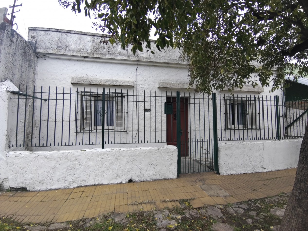 VENTA DE CASA A REFACCIONAR CON GRAN LOTE