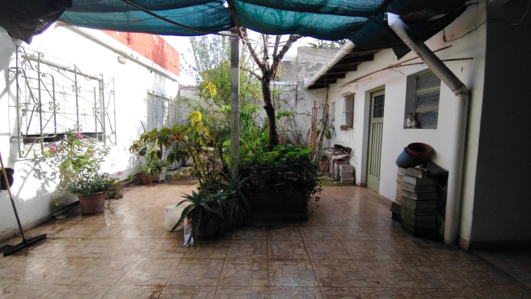 ALQUILER ECONOMICO EN BANFIELD: AMPLIA CASA DE 3 AMBIENTES CON PATIO, A REFACCIONAR