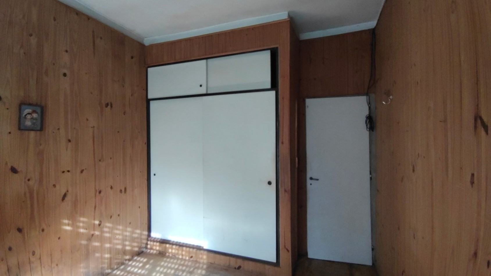 ALQUILER ECONOMICO EN BANFIELD: AMPLIA CASA DE 3 AMBIENTES CON PATIO, A REFACCIONAR