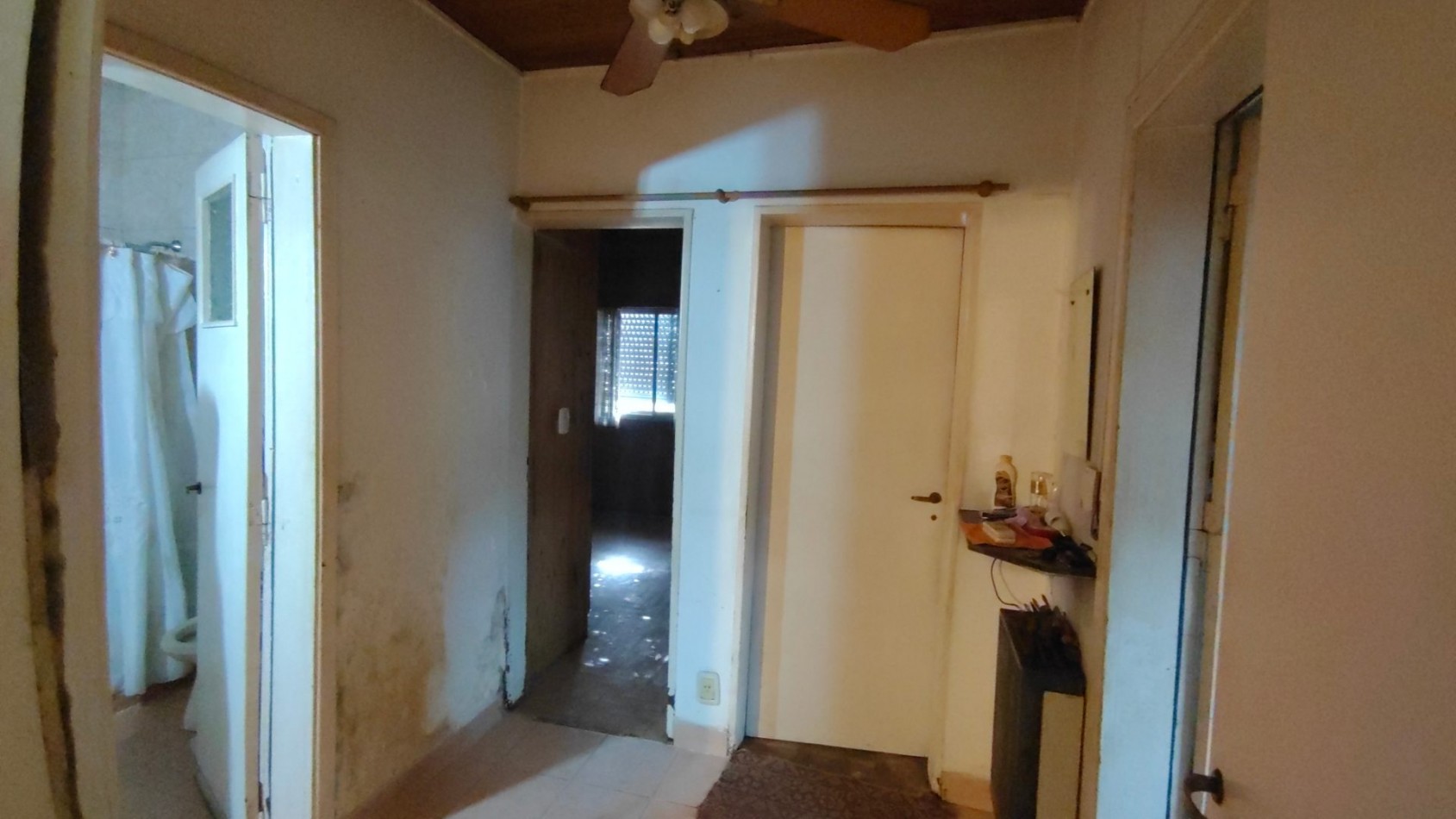 ALQUILER ECONOMICO EN BANFIELD: AMPLIA CASA DE 3 AMBIENTES CON PATIO, A REFACCIONAR