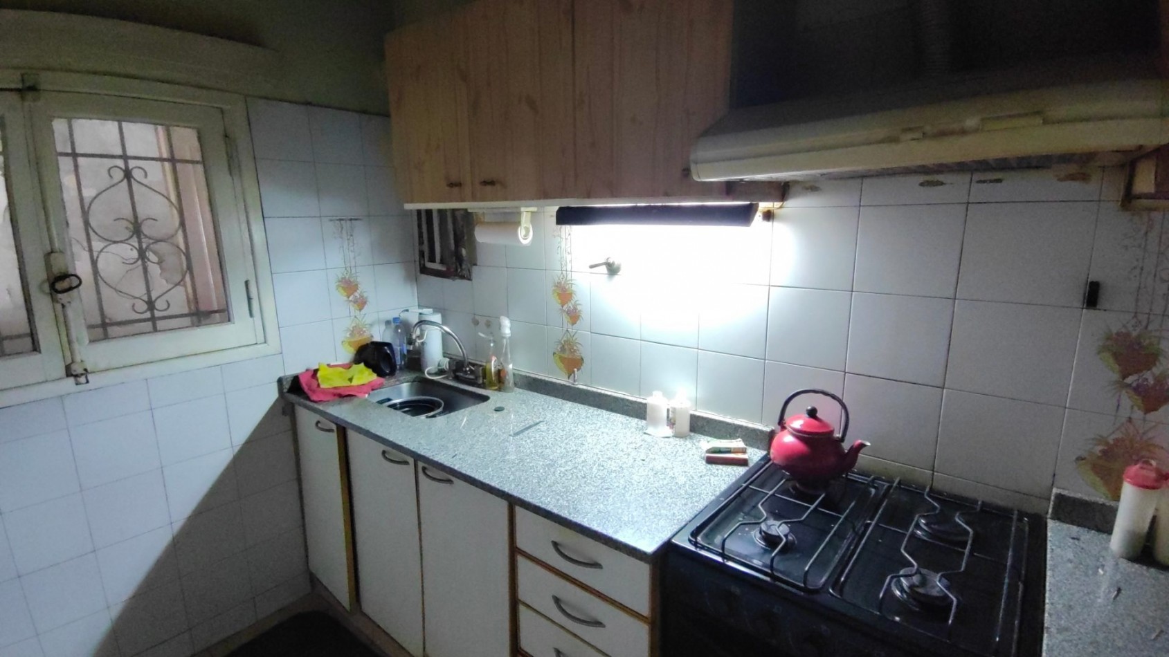ALQUILER ECONOMICO EN BANFIELD: AMPLIA CASA DE 3 AMBIENTES CON PATIO, A REFACCIONAR