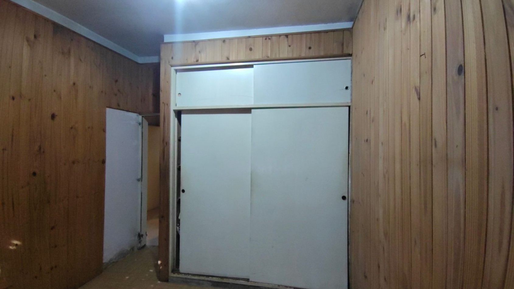 ALQUILER ECONOMICO EN BANFIELD: AMPLIA CASA DE 3 AMBIENTES CON PATIO, A REFACCIONAR