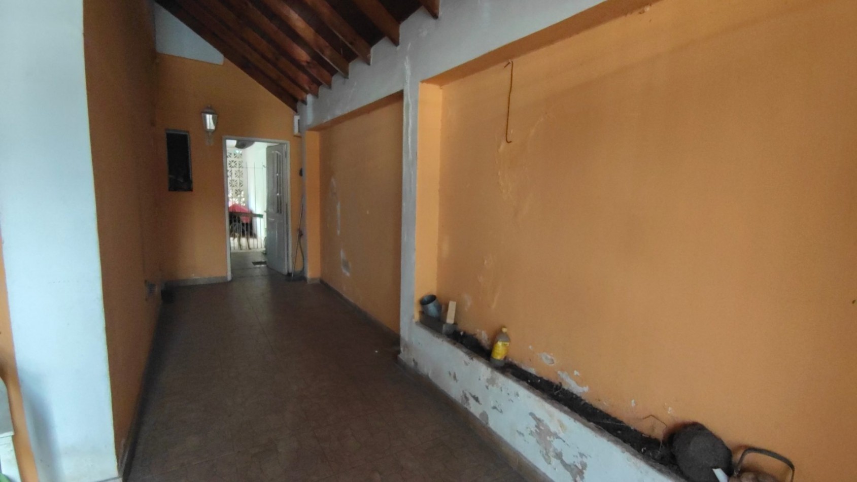 ALQUILER ECONOMICO EN BANFIELD: AMPLIA CASA DE 3 AMBIENTES CON PATIO, A REFACCIONAR