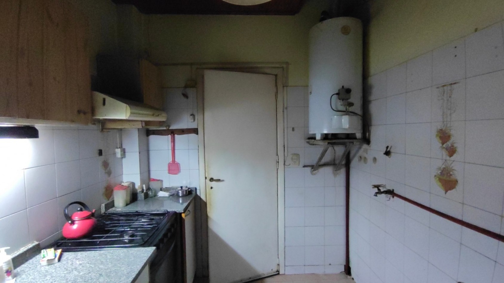 ALQUILER ECONOMICO EN BANFIELD: AMPLIA CASA DE 3 AMBIENTES CON PATIO, A REFACCIONAR