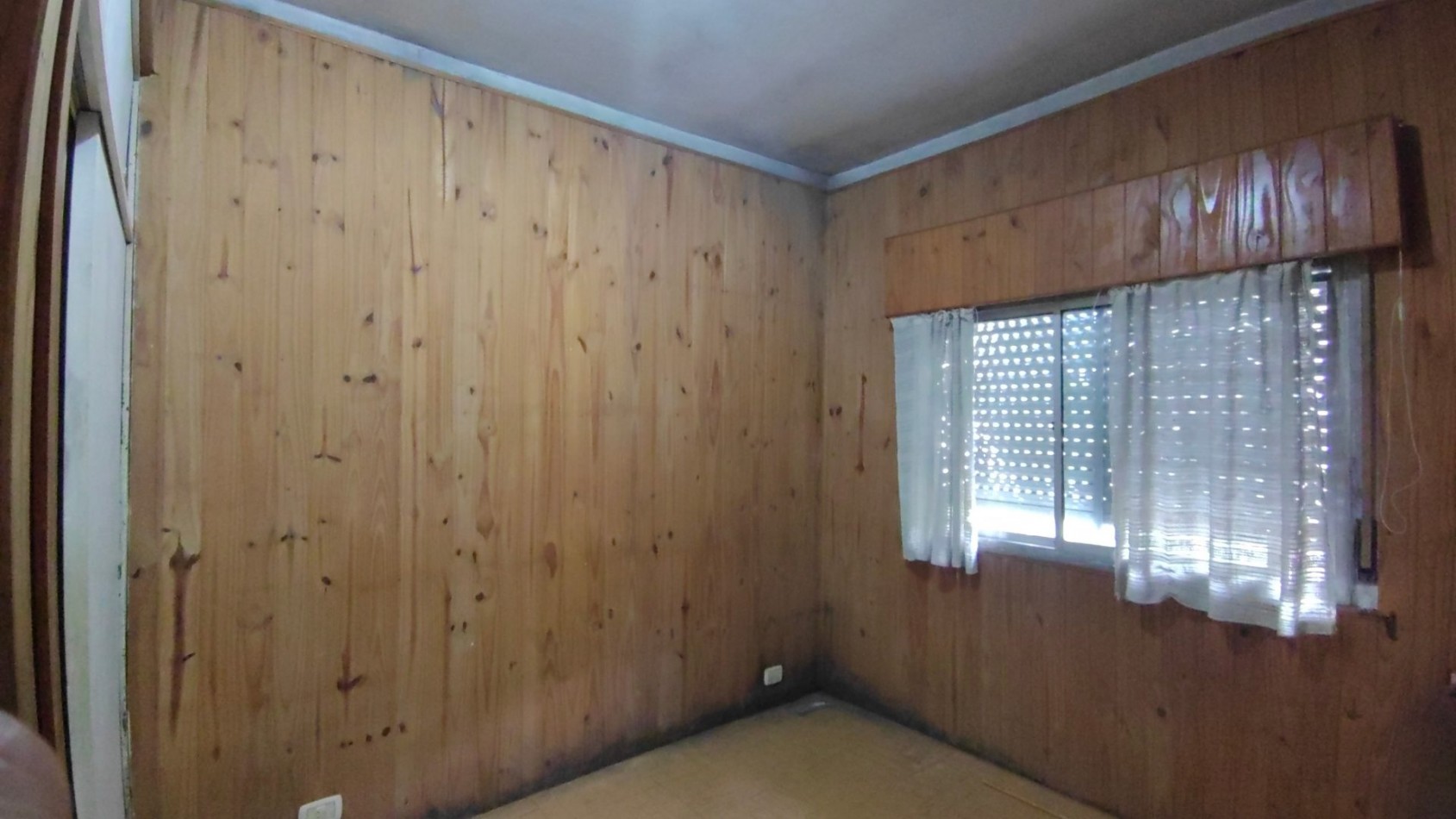 ALQUILER ECONOMICO EN BANFIELD: AMPLIA CASA DE 3 AMBIENTES CON PATIO, A REFACCIONAR
