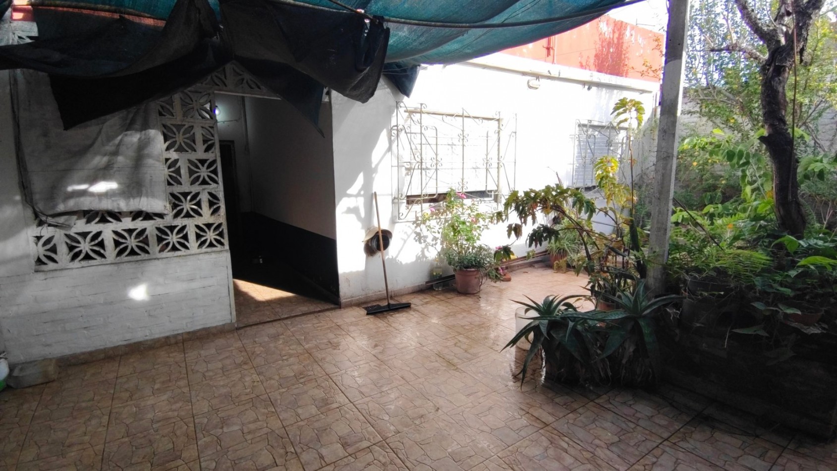 ALQUILER ECONOMICO EN BANFIELD: AMPLIA CASA DE 3 AMBIENTES CON PATIO, A REFACCIONAR