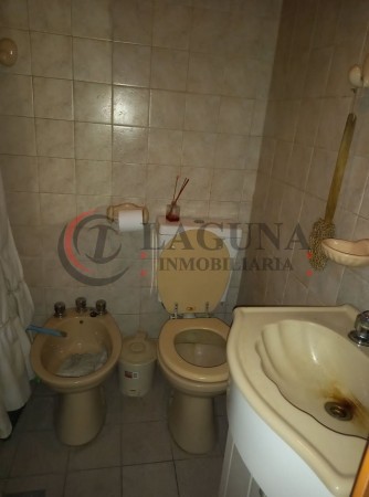 VENTA DE IMPORTANTE LOTE CON CASA A RECICLAR. IDEAL EMPRENDIMIENTO !! MUY BUENA UBICACION  SE ESCUCHAN OPFERTAS