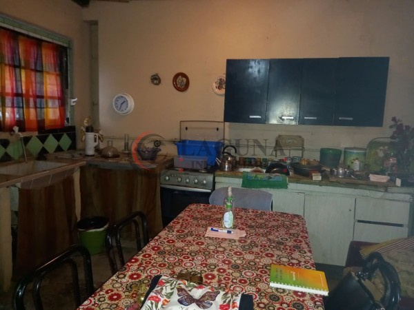 VENTA DE IMPORTANTE LOTE CON CASA A RECICLAR. IDEAL EMPRENDIMIENTO !! MUY BUENA UBICACION  SE ESCUCHAN OPFERTAS