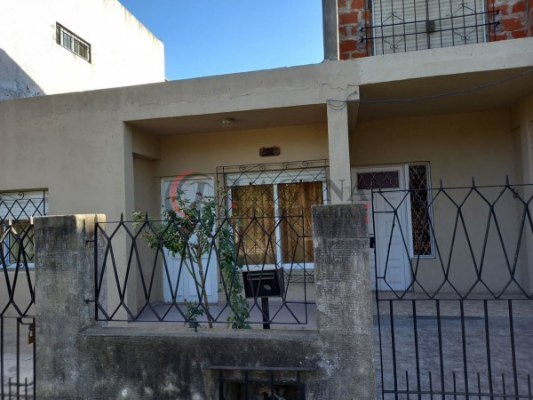 VENTA DE CASA CON DTO TIPO DUPLEX A TERMINAR con Patio y Garaje.