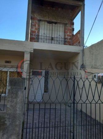 VENTA DE CASA CON DTO TIPO DUPLEX A TERMINAR con Patio y Garaje.