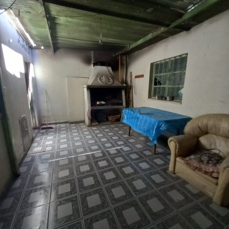 OPORTUNIDAD. VENTA DE CASA  APTA 2 FAMILIAS c/ LOCAL. 