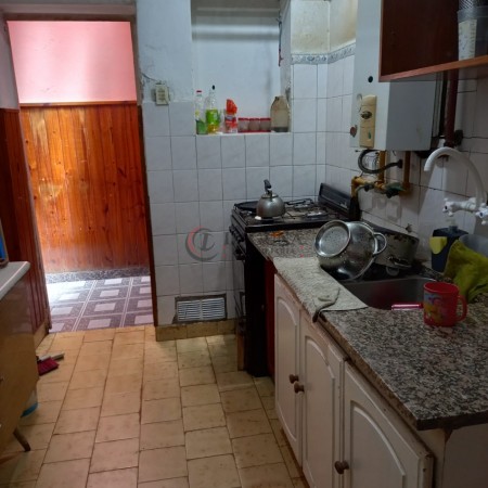 OPORTUNIDAD. VENTA DE CASA  APTA 2 FAMILIAS c/ LOCAL. 