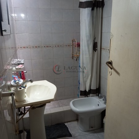 OPORTUNIDAD. VENTA DE CASA  APTA 2 FAMILIAS c/ LOCAL. 