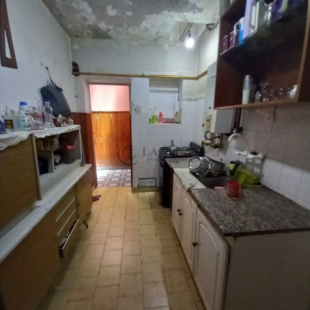 OPORTUNIDAD. VENTA DE CASA  APTA 2 FAMILIAS c/ LOCAL. 