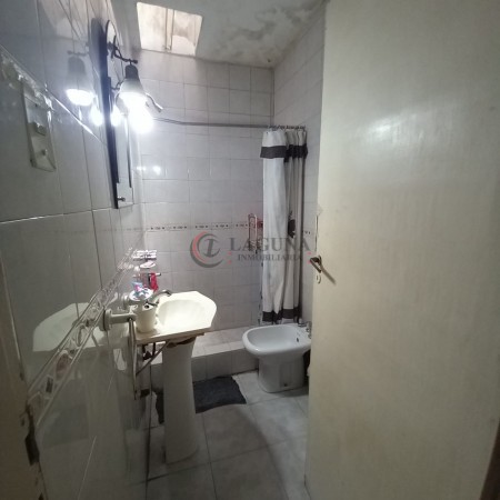 OPORTUNIDAD. VENTA DE CASA  APTA 2 FAMILIAS c/ LOCAL. 