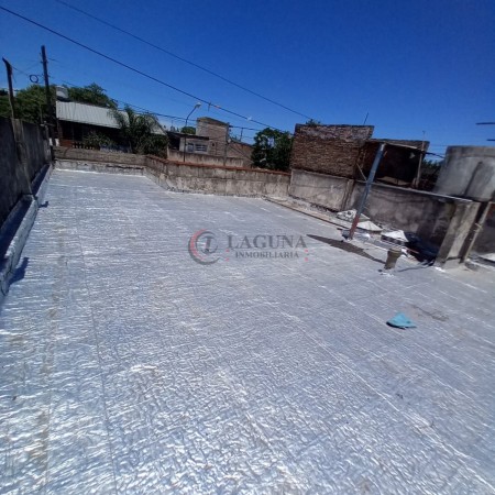 OPORTUNIDAD. VENTA DE CASA  APTA 2 FAMILIAS c/ LOCAL. 