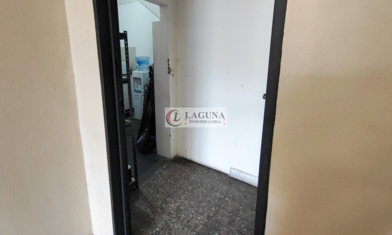 ALQUILER EXCELENTE LOCAL COMERCIAL Y OFICINAS SOBRE AV. HIPOLITO YRIGOYEN - BANFIELD