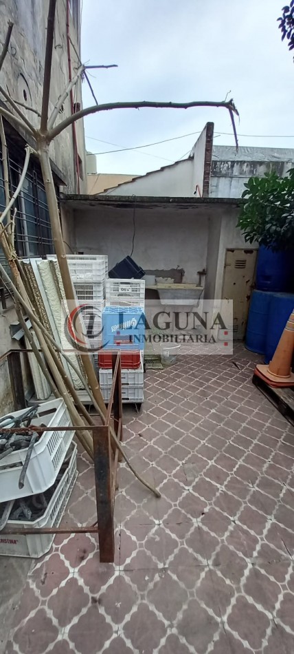 VENTA DE PH TIPO CASA AL FRENTE CON LOCAL Y GARAJE (284M2)