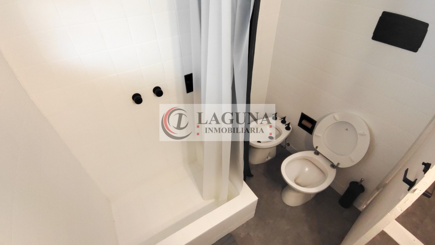VENTA DE CASA MODERNIZADA CON GRAN LOTE, GARAGE Y GALPON