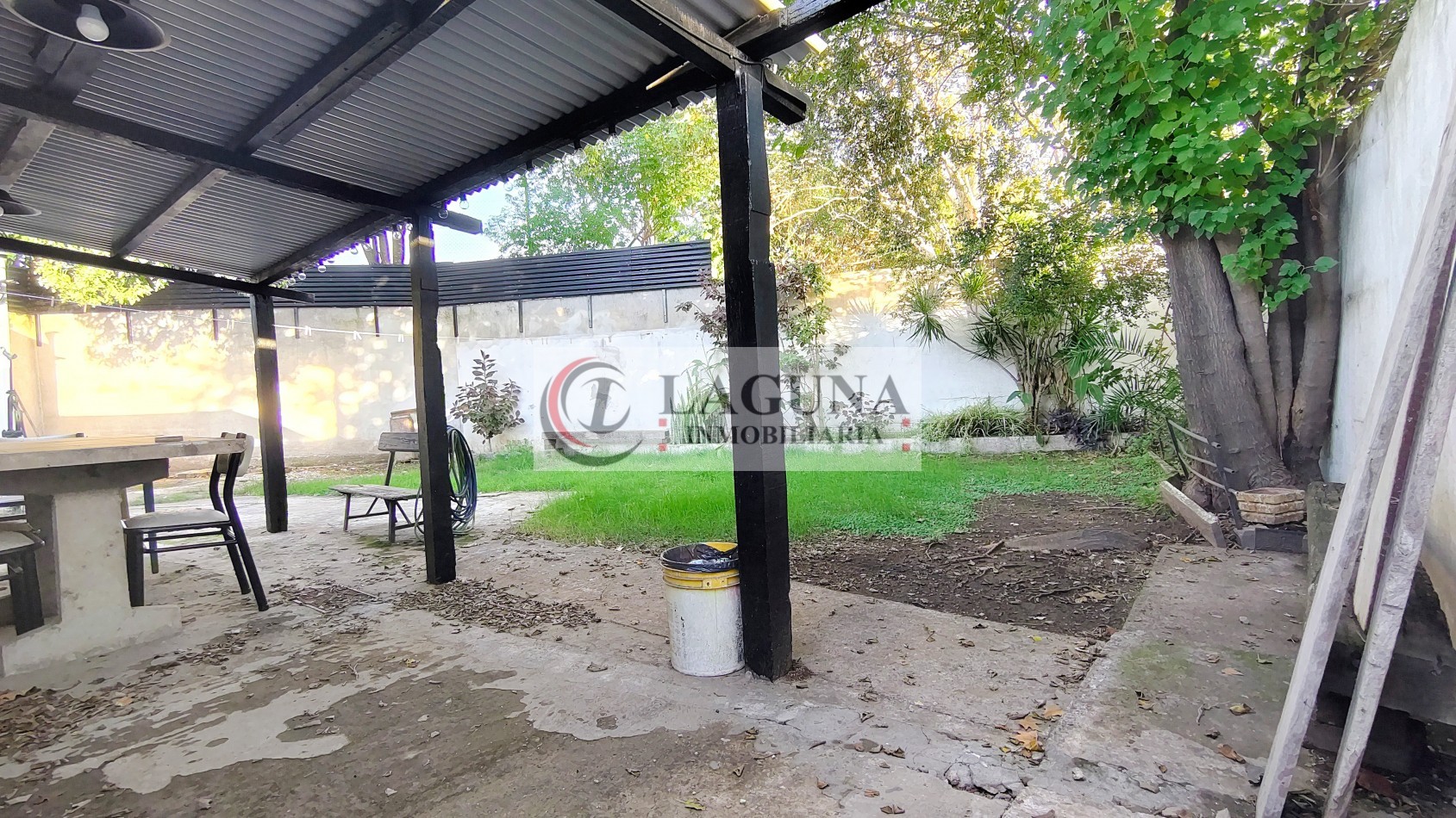 VENTA DE CASA MODERNIZADA CON GRAN LOTE, GARAGE Y GALPON