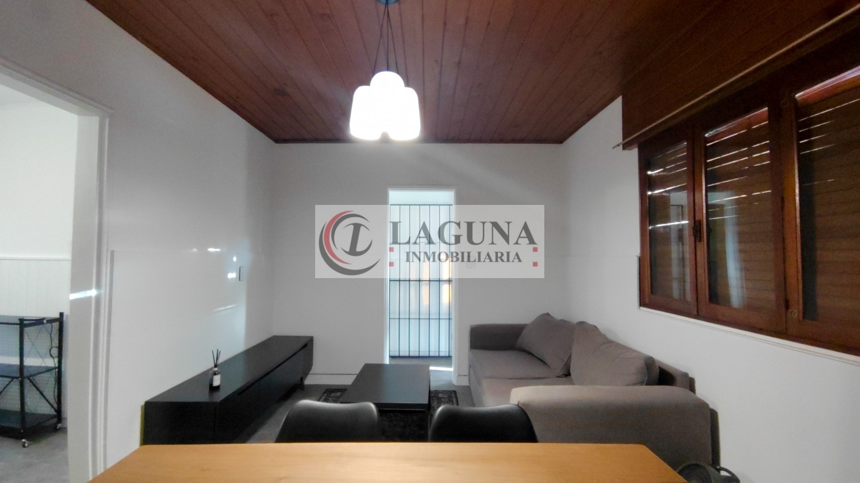 VENTA DE CASA MODERNIZADA CON GRAN LOTE, GARAGE Y GALPON