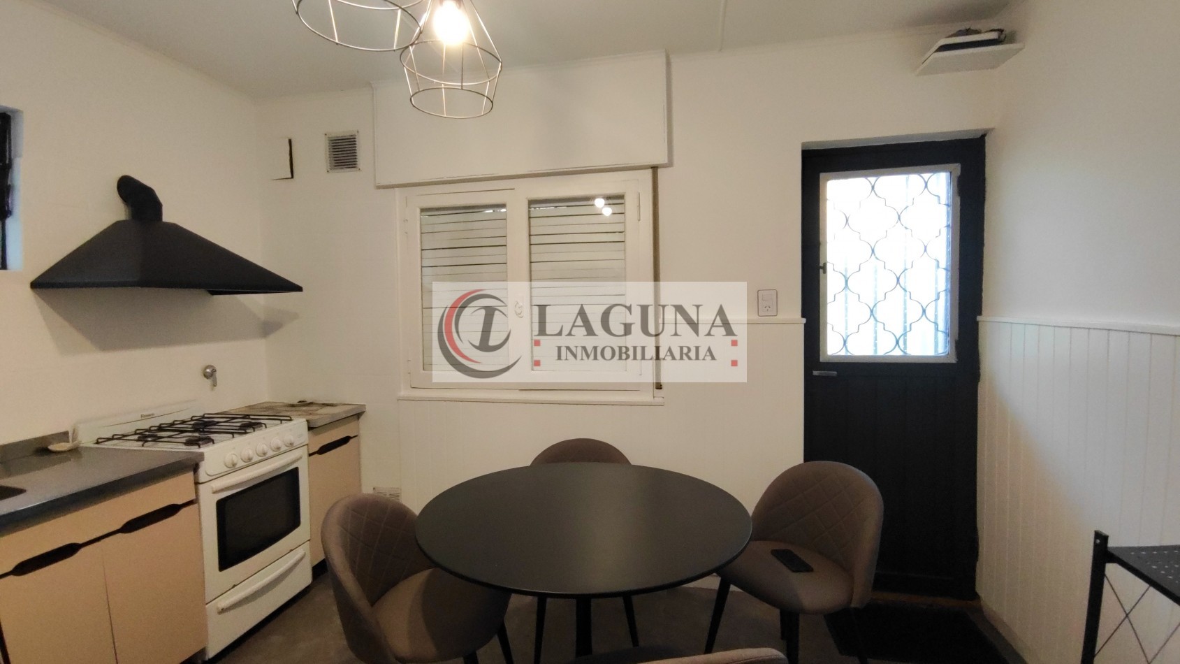 VENTA DE CASA MODERNIZADA CON GRAN LOTE, GARAGE Y GALPON