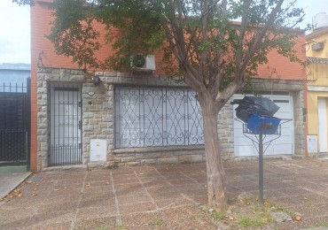 Venta de casa con pileta climatizada, jardin, garaje.