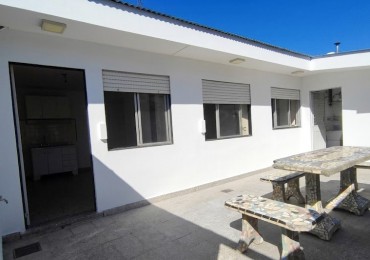 ALQUILER DE LUMINOSO PH DE 2 AMBIENTES CON GRAN PATIO Y PARRILLA