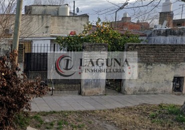 VENTA DE CASA CON JARDIN AL FRENTE DE 3 AMBIENTES CON ENTRADA DE AUTO, GRAN TERRAZA Y PATIO - GRAN OPORTUNIDAD PRIMERA VIVIENDA