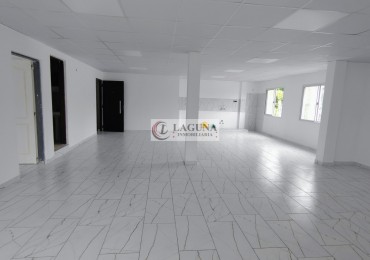 ALQUILER DE  SALON A ESTRENAR  CON OFICINA PRIVADA- APTO PROFESIONAL/COMERCIAL EN ESQUINA(100M2) 